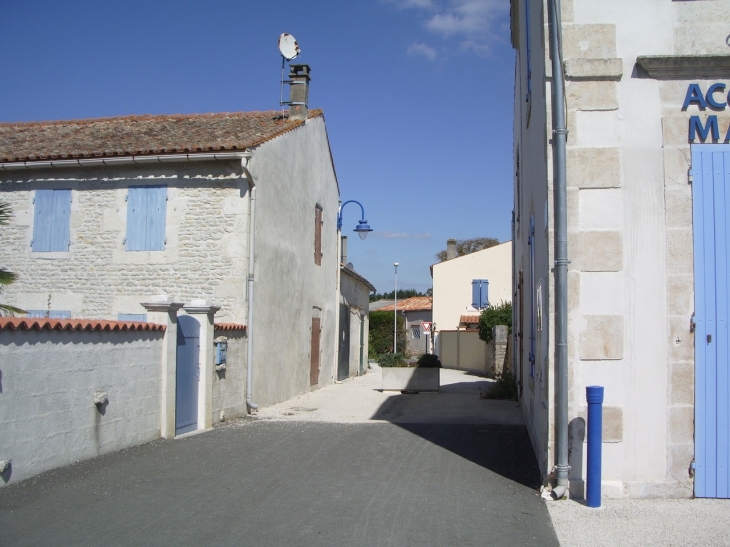 Petite rue dans laquelle se trouvait dans les années 50 l'épicerie de Mme Jeanne. Souvenirs d'une grande partie de mon enfance - Le Gué-d'Alleré