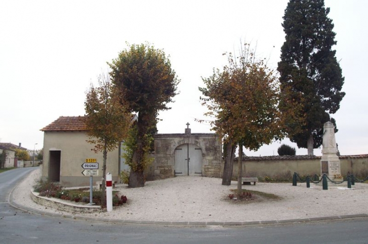 L'entrée du cimetière face à l'église - Le Seure