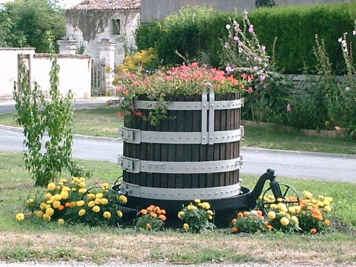 Terre-plein fleuri dans le bourg - Le Seure