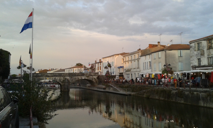 Vieux pont sur le canal CRedit photo D.GOGUET - Marans