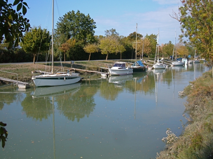 Chenal du port de plaisance sur la Seudre, Marennes