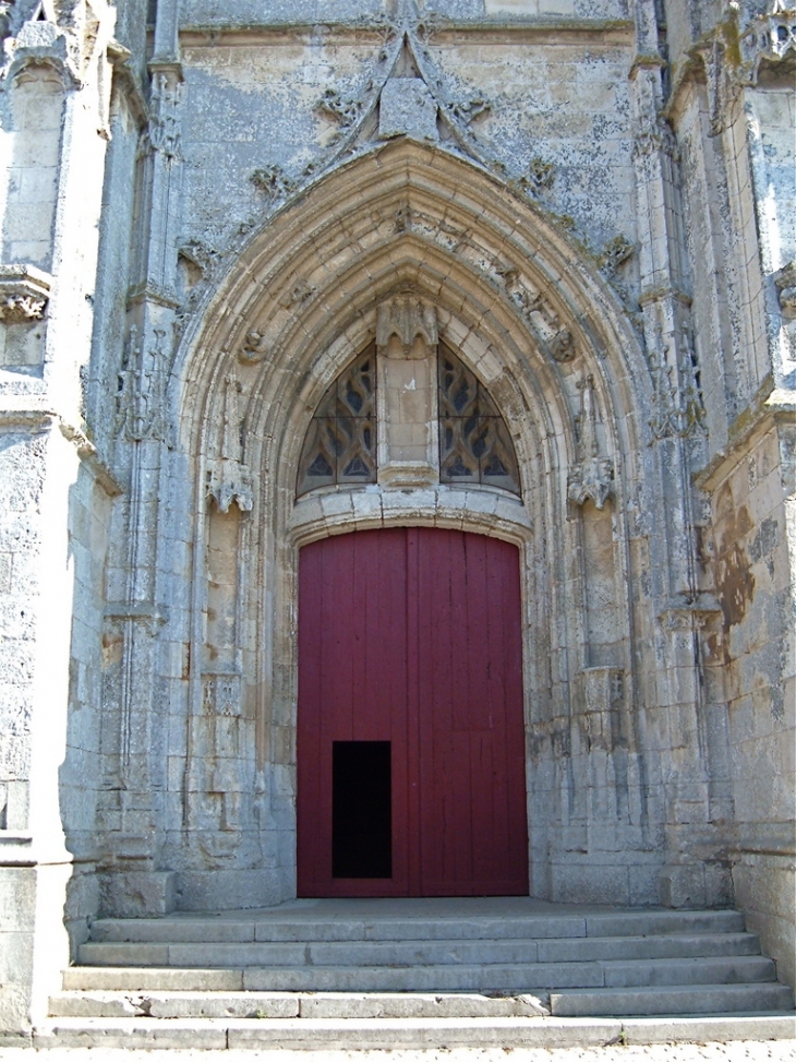 Porte d'entrée de l'église Saint Pierre de Sales, Marennes