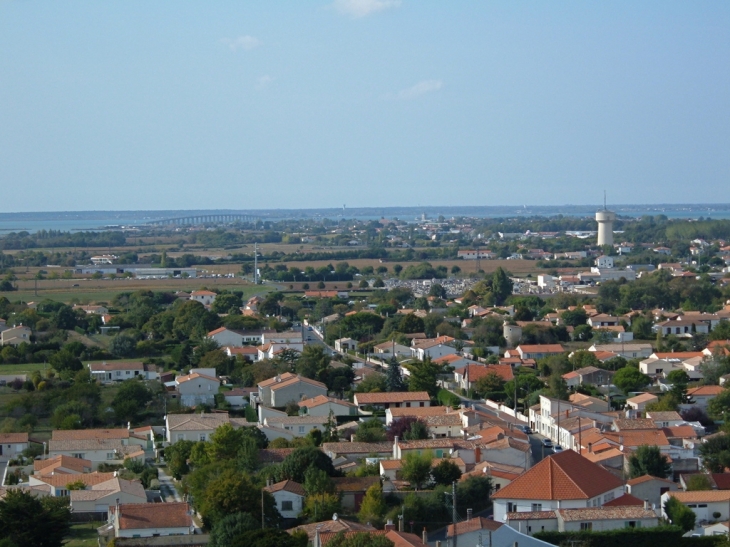 Vue sur Marennes et le viaduc d'Oléron au loin