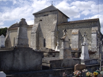 L'église romane Saint Etienne remaniée, entourée de son cimetière; - Mérignac