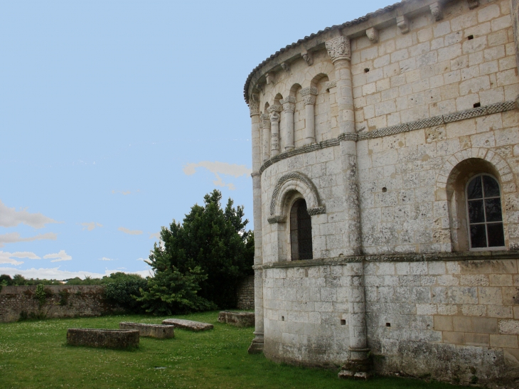 Eglise-saint-pierre-le-chevet-avec-les-sarcophages-merovingiens - Mornac-sur-Seudre