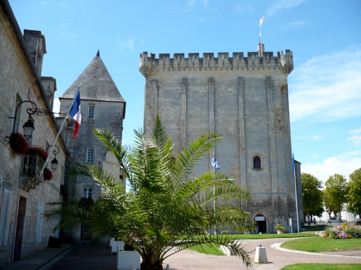 Donjon palais roman de l'ouest de la france, 33m de haut. - Pons