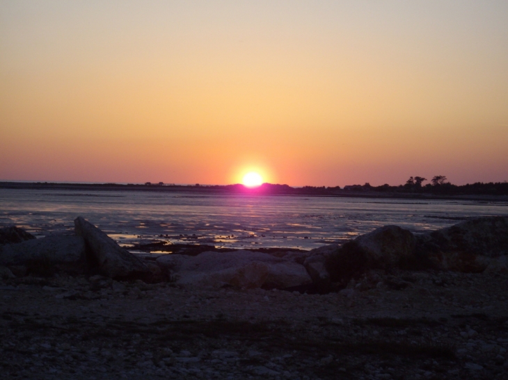 Coucher de soleil sur l'ile madame - Port-des-Barques