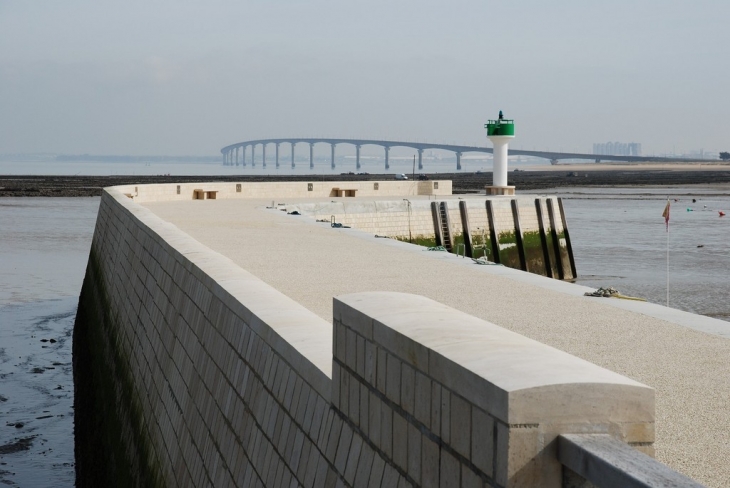 La jetée avec vue sur le pont de Ré - Rivedoux-Plage