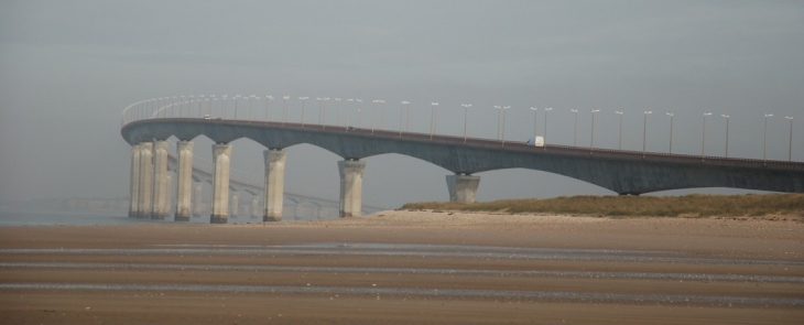 Le pont de Ré vu de la plage nord - Rivedoux-Plage