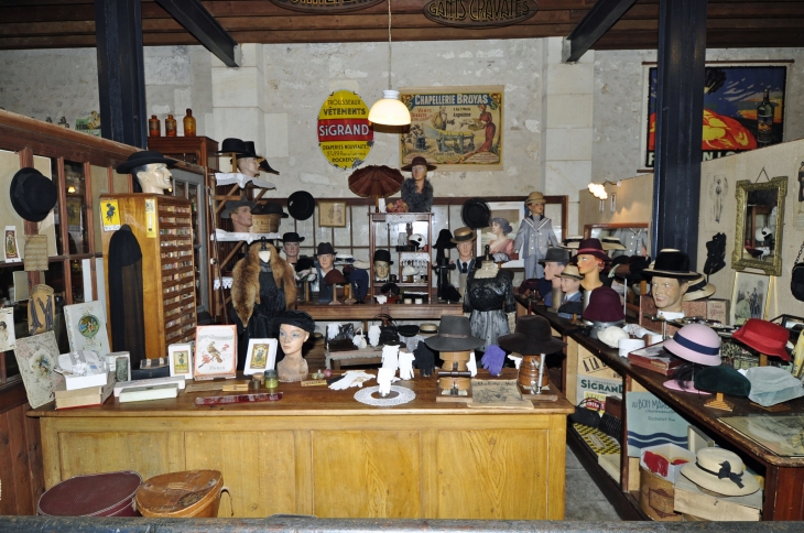 ROCHEFORT MUSEE DES COMMERCES D'AUTREFOIS LA CHAPELLERIE