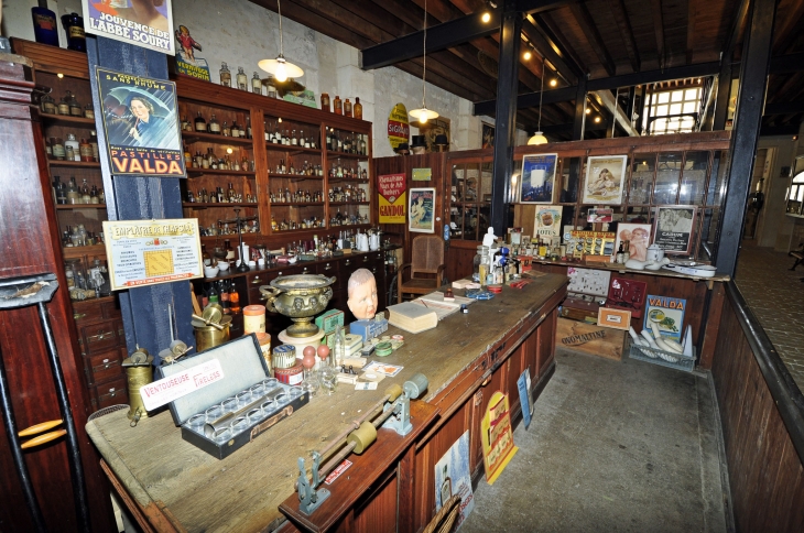 ROCHEFORT MUSEE DES COMMERCES D'AUTREFOIS  LA PAHARMACIE