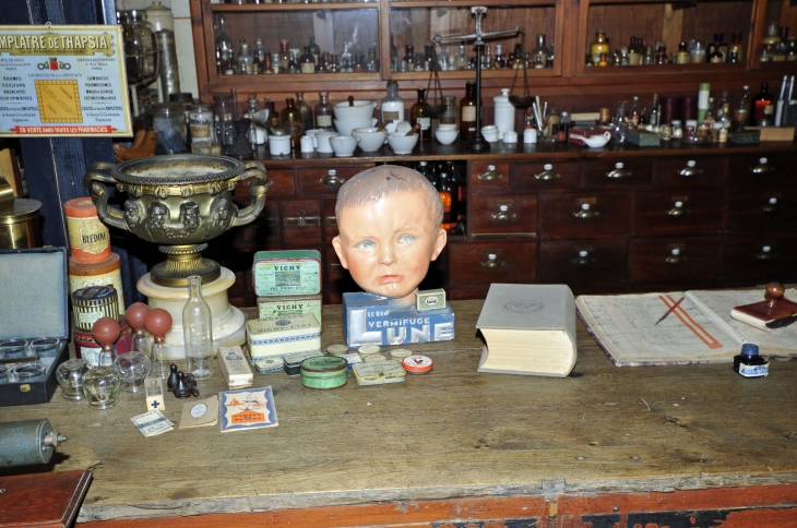 ROCHEFORT MUSEE DES COMMERCES D'AUTREFOIS LA PHARMACIE