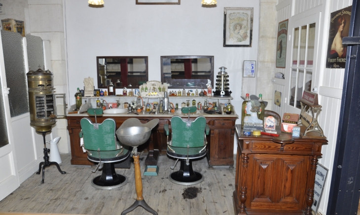 ROCHEFORT MUSEE DES COMMERCES D'AUTREFOIS  LE COIFFEUR