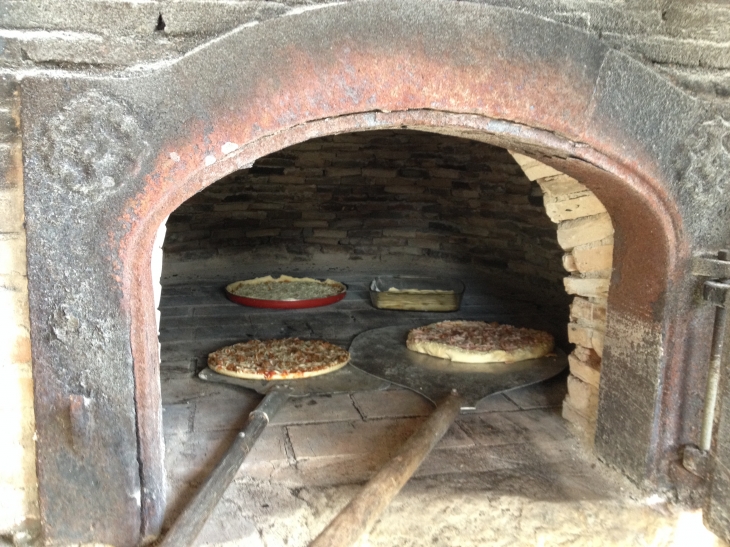 Pizza au feu de bois dans le four communal - Saint-Césaire