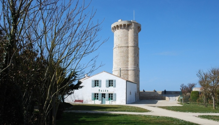 L'ancien phare rénové en 2008 - Saint-Clément-des-Baleines