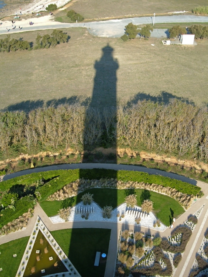 Ombre et jardinet du phare de Chassiron - Saint-Denis-d'Oléron