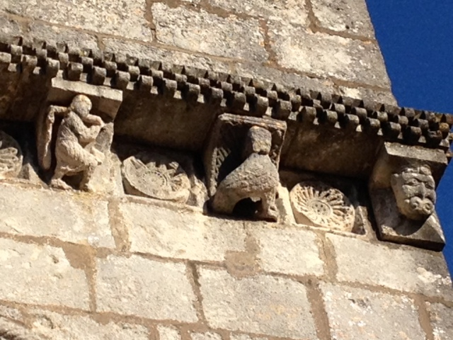 Modillons sculptés de la façade de l'église. - Saint-Fort-sur-Gironde