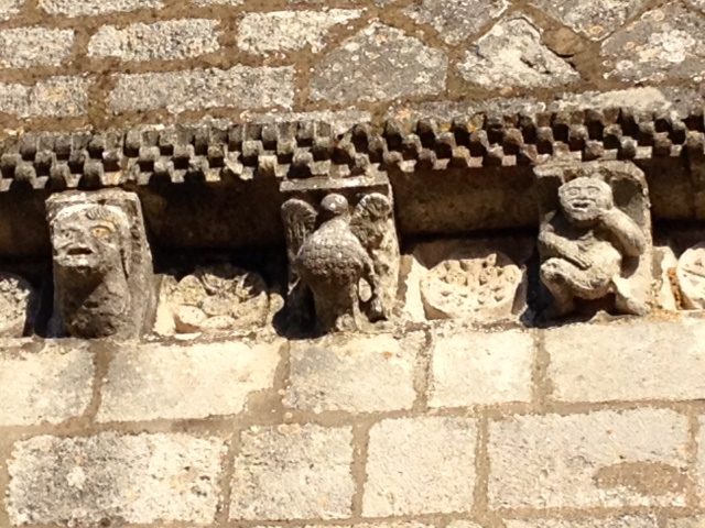 Modillons sculptés de la façade de l'église. - Saint-Fort-sur-Gironde