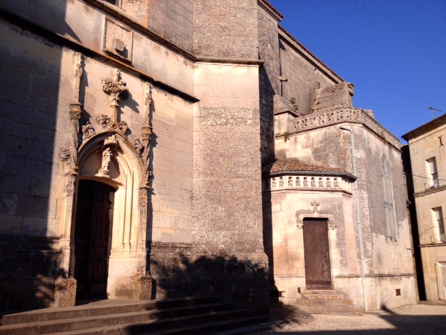 Porte létérale de l'église. - Saint-Fort-sur-Gironde