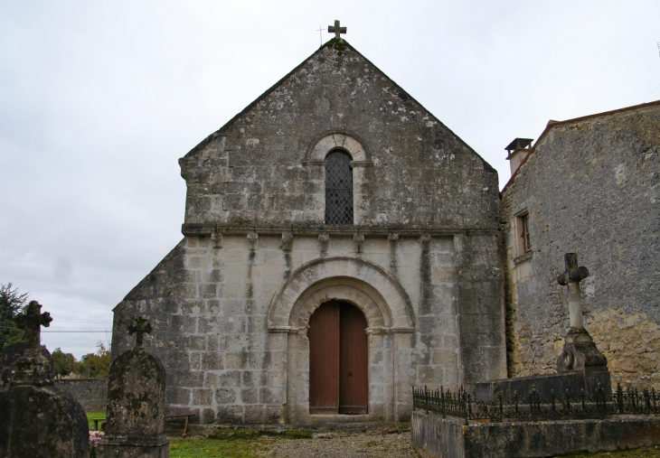 Façade occidentale de l'église Saint Pierre d'Antignac. - Saint-Georges-Antignac