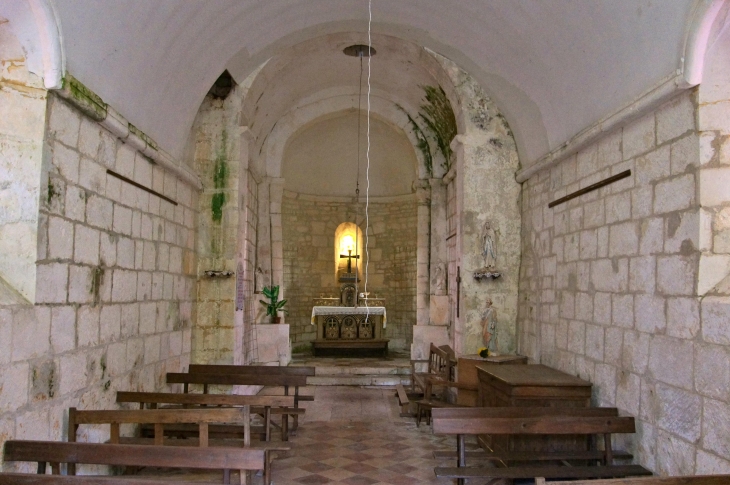 Eglise Saint Pierre d'antignac - La Nef, simple rectangle, conduit au chevet de plan semi-circulaire qui a conservé ses ouvertures romanes à linteaux monolithiques. sa voûte est en cul de four. - Saint-Georges-Antignac