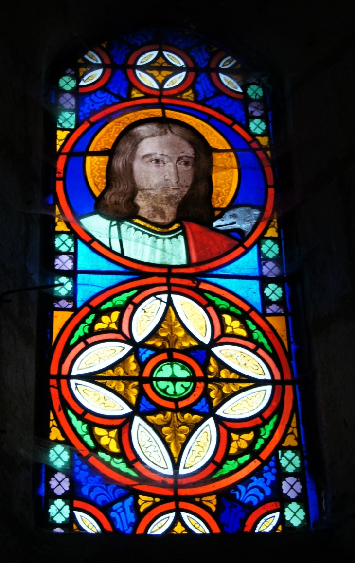 Vitrail de l'église Saint Pierre. - Saint-Georges-Antignac