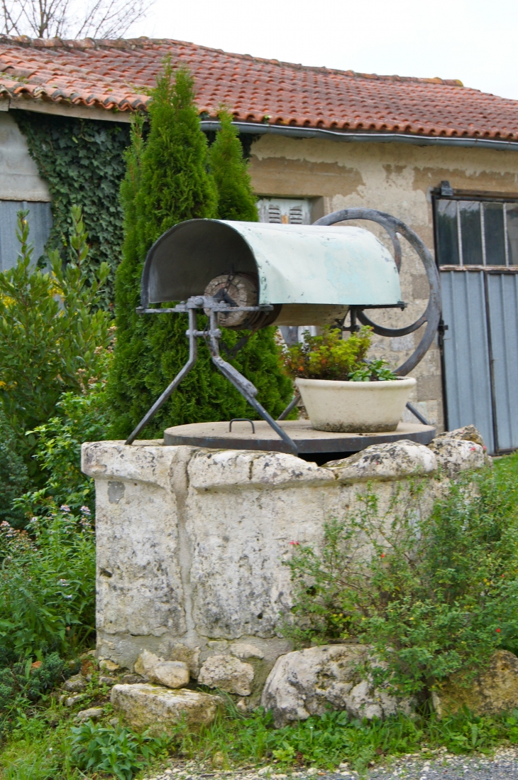 Le puits du village d'Antignac. - Saint-Georges-Antignac