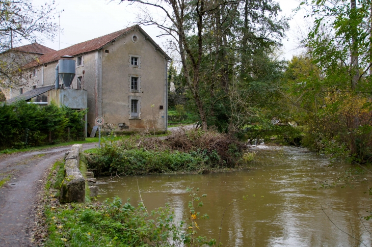 Le Moulin de Garreau sur la Seugne. - Saint-Georges-Antignac