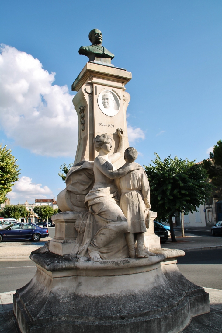 Statue Joseph Lair - Saint-Jean-d'Angély