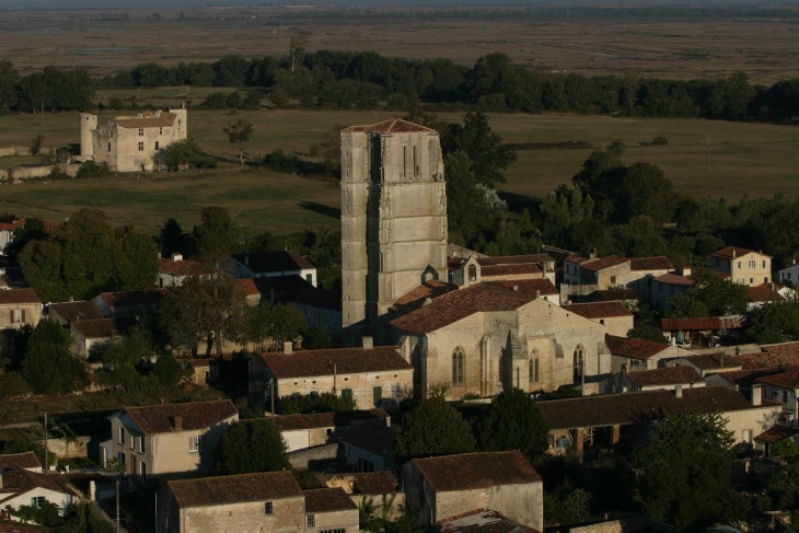 Vue aérienne, l'église et le château - Saint-Jean-d'Angle