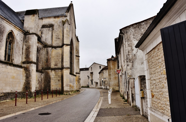 La Commune - Saint-Just-Luzac