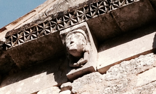 Modillon sculpté de l'église. - Saint-Martin-d'Ary