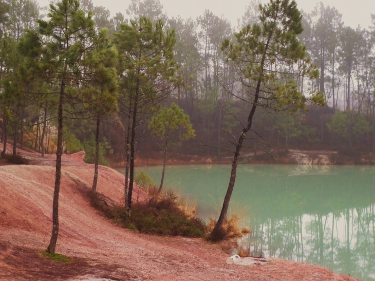 Le lac bleu sur une ancienne carrière de kaolin. - Saint-Martin-de-Coux