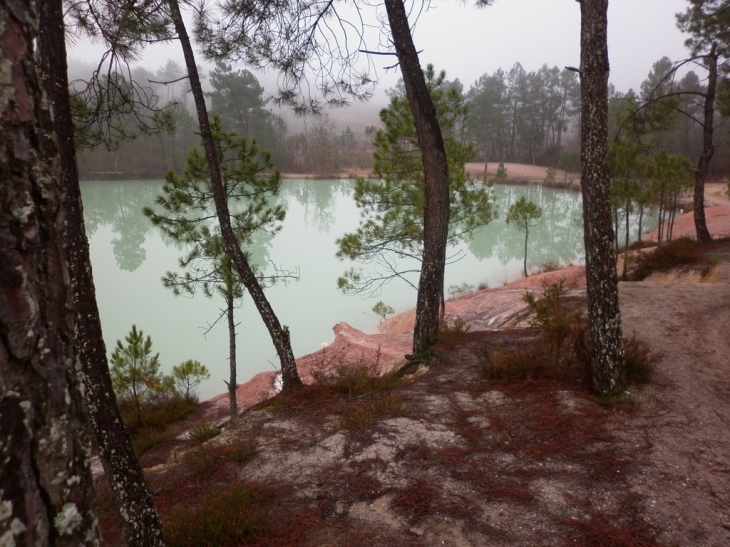 Le lac bleu sur une ancienne carrière de kaolin. - Saint-Martin-de-Coux