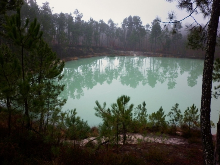 Le lac bleu sur une ancienne carrière de kaolin. - Saint-Martin-de-Coux