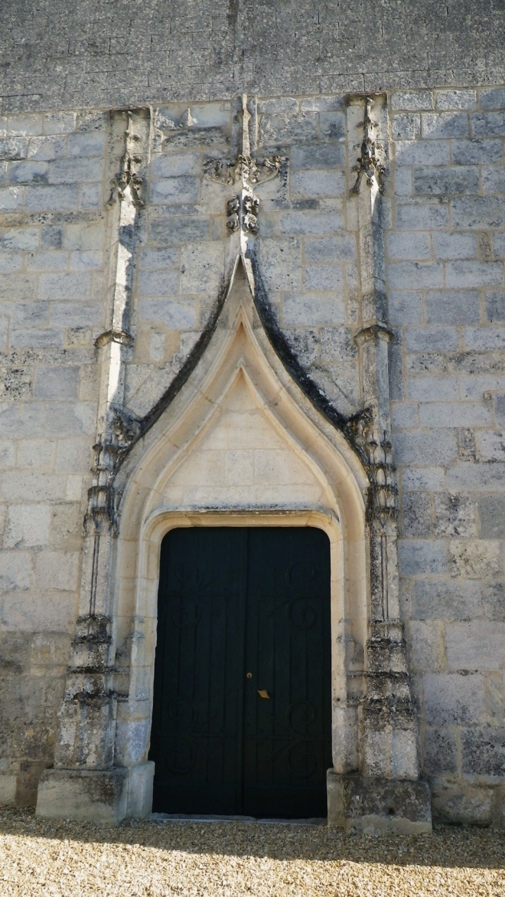 Façade gothique tardif de l'église. - Saint-Palais-de-Négrignac