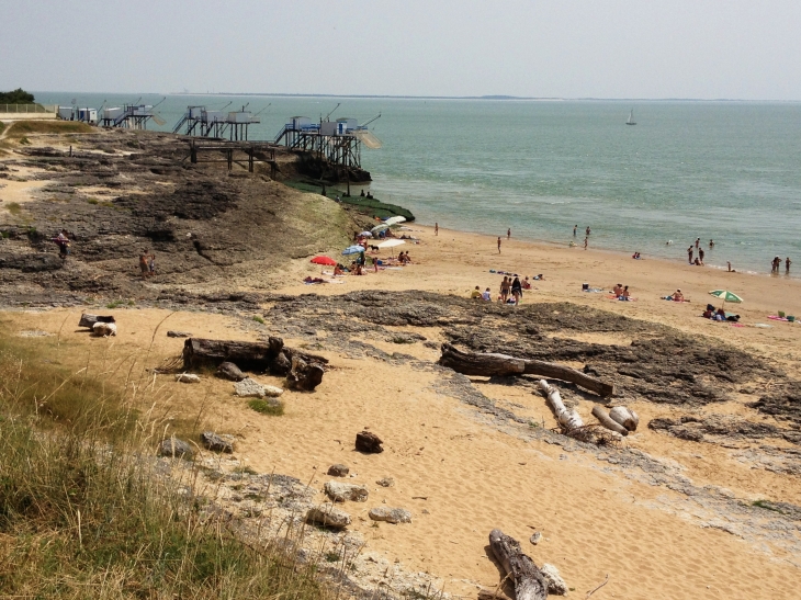 La plage et les carrelets. - Saint-Palais-sur-Mer