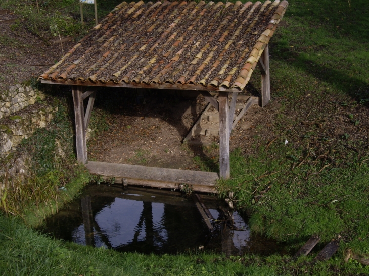 Lavoir ancien au lieu-dit 