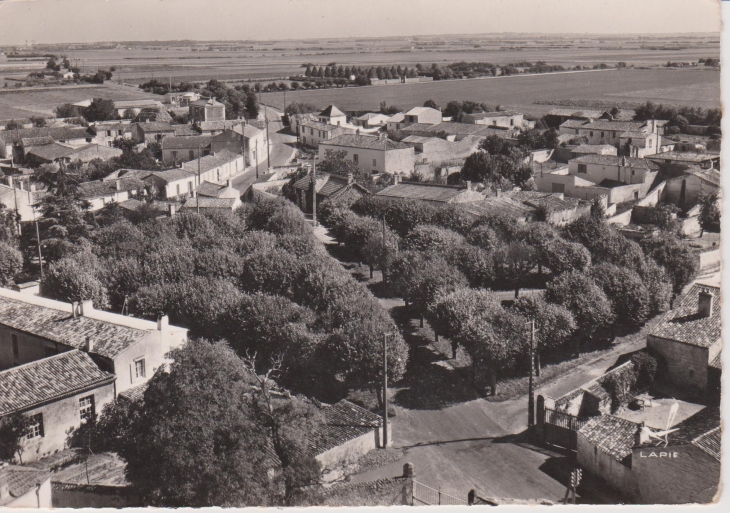 Place du village vue d'avion - Saint-Rogatien