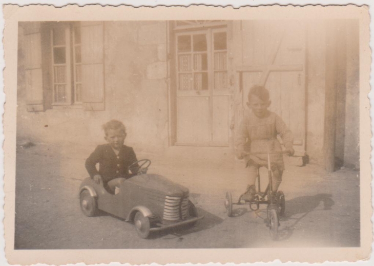 Trafic intense rue du centre 1948 - Saint-Rogatien