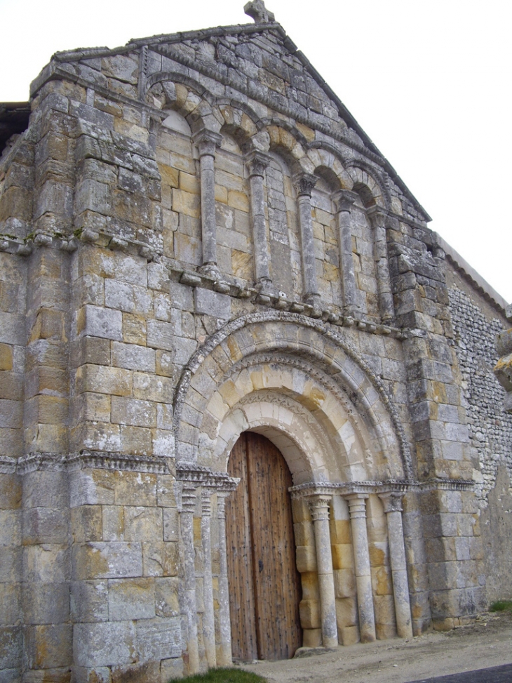 Portail de l'église (IMH) de style saintongeais. - Sainte-Colombe