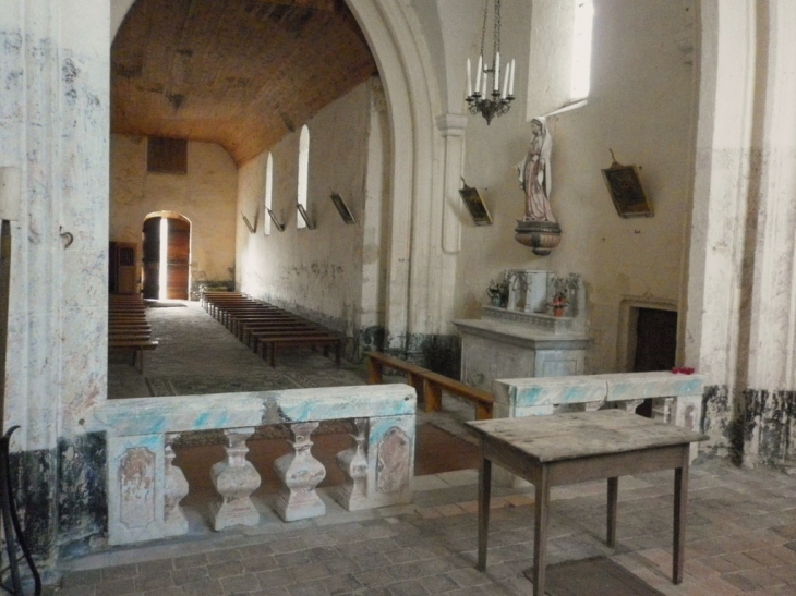 Intérieur de l'église et son plafond lambrissé. - Sainte-Colombe