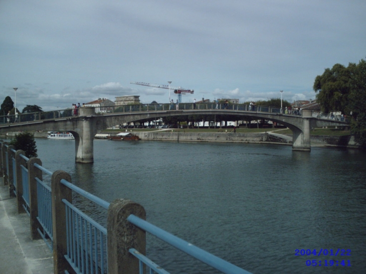 La charente passant à saintes