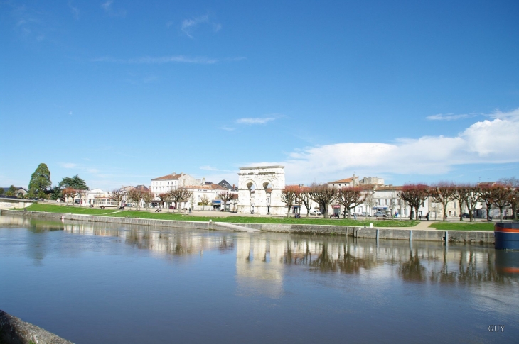 La charente - Saintes