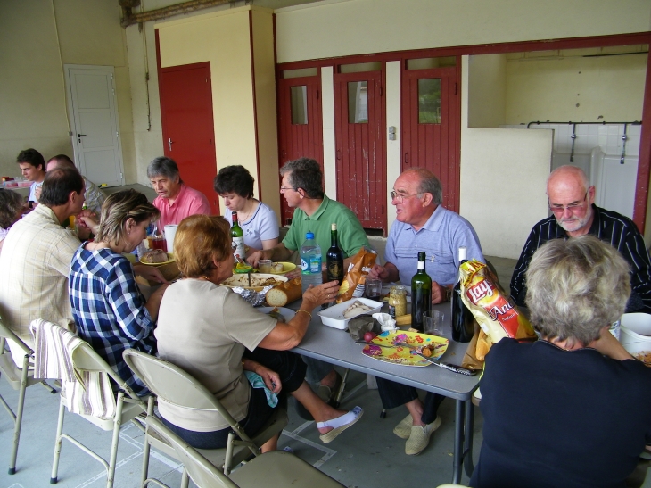 1er REPAS DE QUARTIER A LA CROIX ROUGE - Sousmoulins