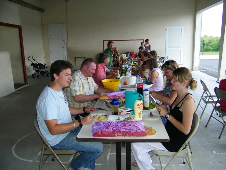 1er REPAS DE QUARTIER A LA CROIX ROUGE - Sousmoulins