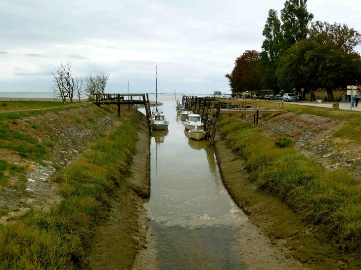 Le petit port à marée montante - Talmont-sur-Gironde