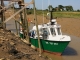 Un bateau de pêche sur le port.