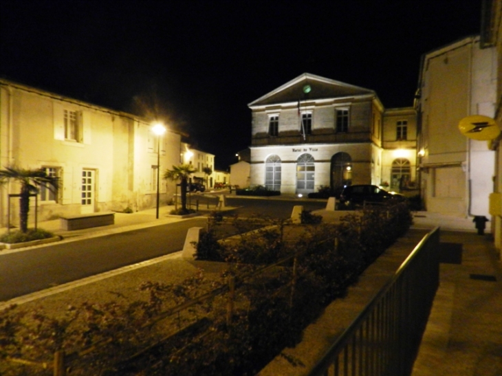 La place la nuit - Tonnay-Boutonne