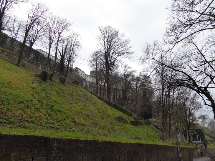 Un aperçu des remparts - Angoulême